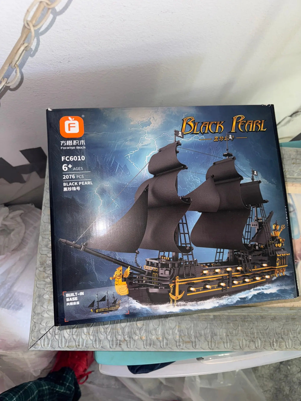 Box of a Black Pearl model ship kit with a ship illustration on the packaging.