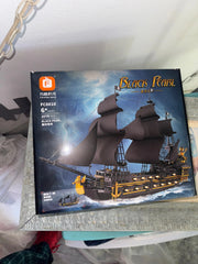 Box of a Black Pearl model ship kit with a ship illustration on the packaging.